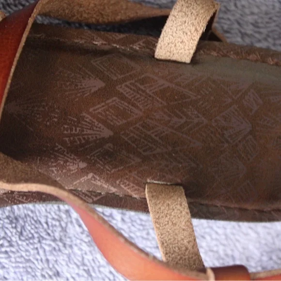 Time and Tru Size 9 Women’s Brown Sandals with Crisscross Straps and Ankle Strap - Picture 4 of 7